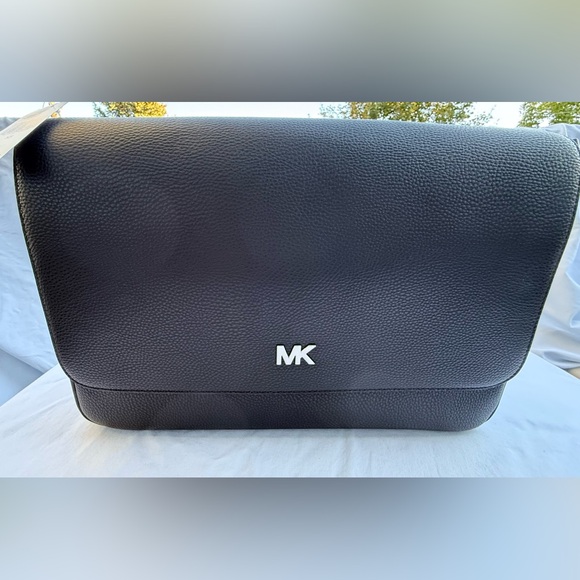 NWT Michael Kors Quilted Interior Leather Messenger Bag with Black Accents - Picture 5 of 15